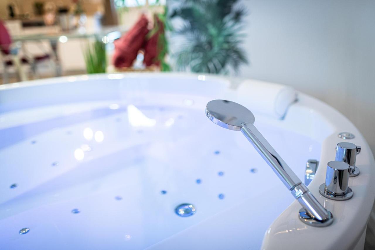 Pezarches Suite L'Echappee - Maison Romantique - Spa & Sauna Privatif- Pole Dance - Lit Rond Avec Miroir Au Plafond מראה חיצוני תמונה