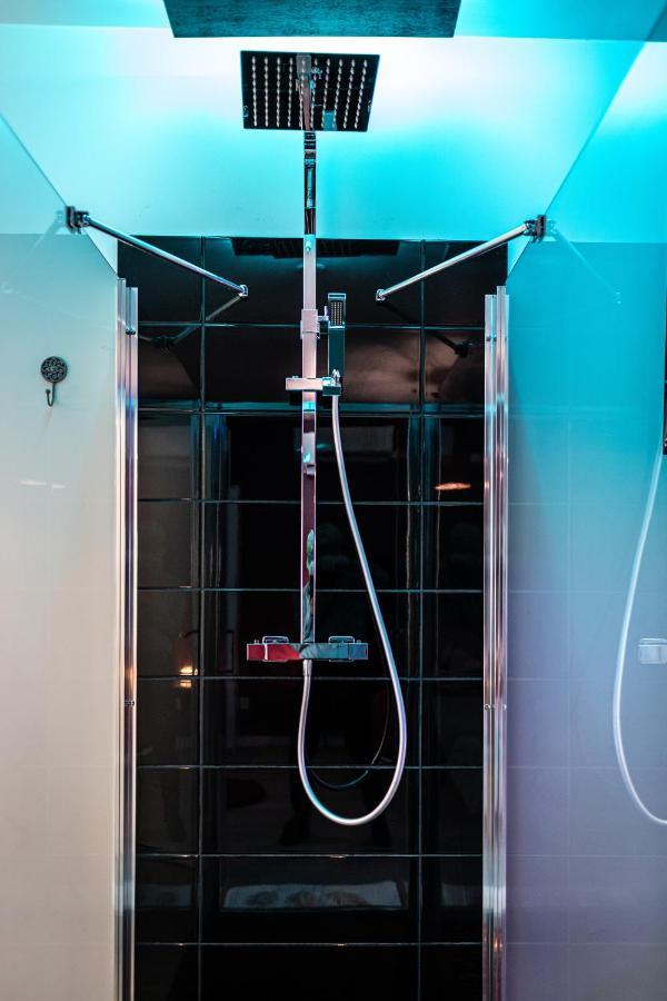 Pezarches Suite L'Echappee - Maison Romantique - Spa & Sauna Privatif- Pole Dance - Lit Rond Avec Miroir Au Plafond מראה חיצוני תמונה