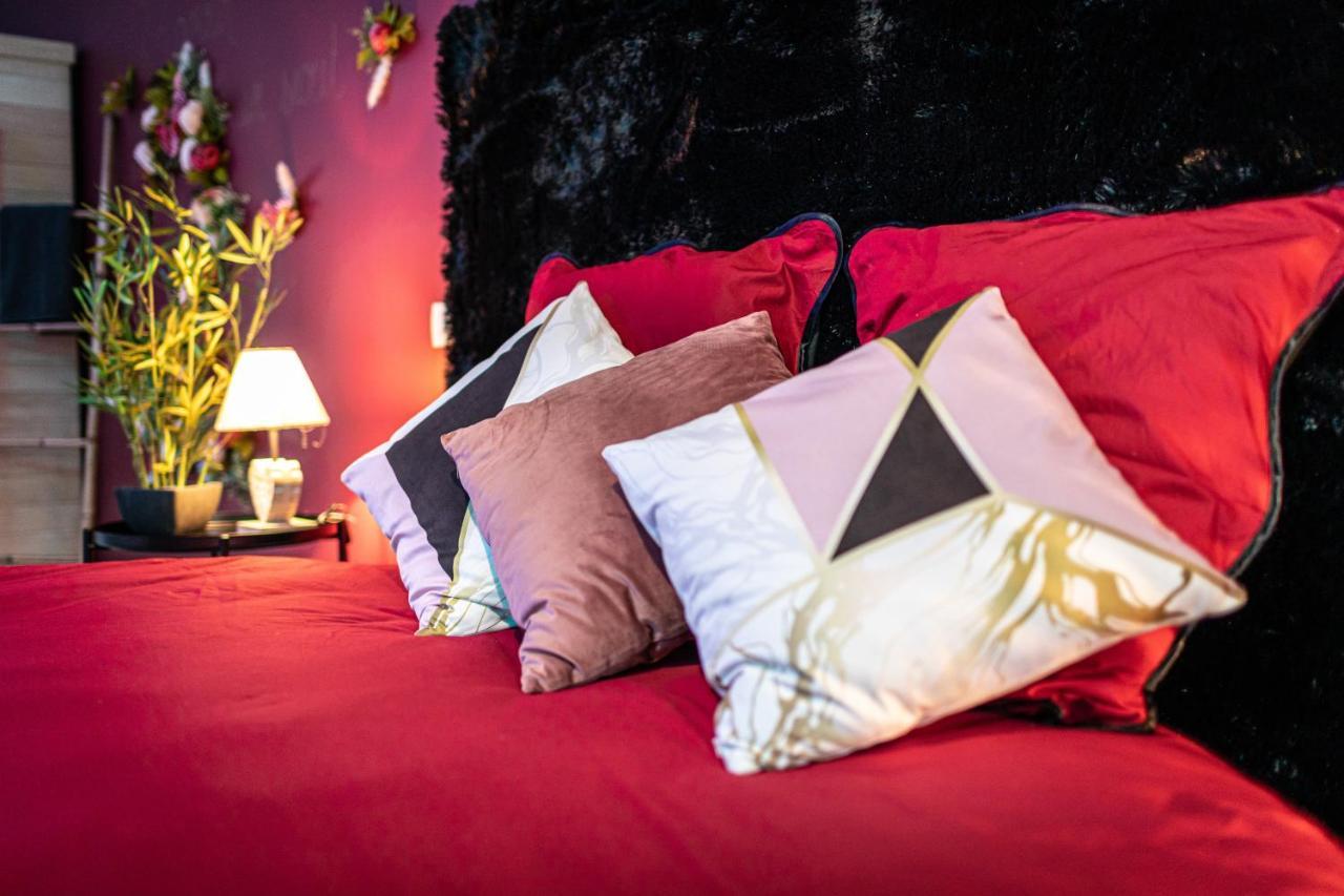 Pezarches Suite L'Echappee - Maison Romantique - Spa & Sauna Privatif- Pole Dance - Lit Rond Avec Miroir Au Plafond מראה חיצוני תמונה